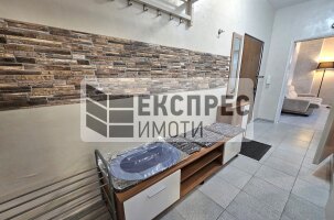 Обзаведен Тристаен апартамент, Червен площад