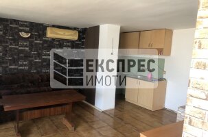 Полуобзаеден, Тристаен апартамент, Център