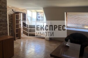 Полуобзаеден, Тристаен апартамент, Център