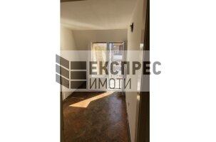 Полуобзаеден, Тристаен апартамент, Център